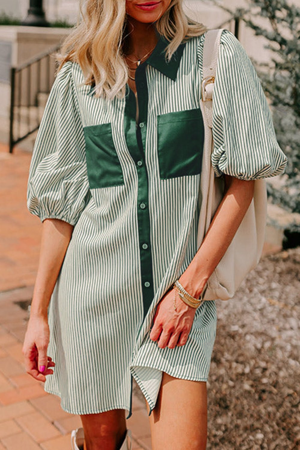Groene korte button - down jurk met patchzakken en pofmouwen - Bella Fit™