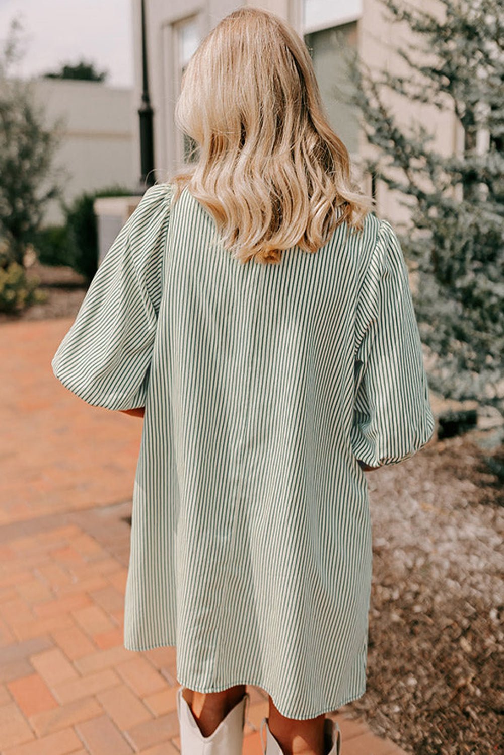 Groene korte button - down jurk met patchzakken en pofmouwen - Bella Fit™