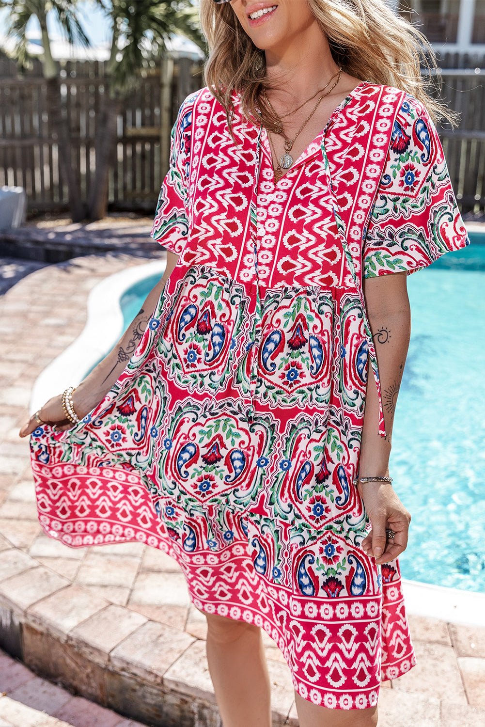 Lichtblauwe Boho Korte Jurk met Halsstrikje en Ruches - Bella Fit™