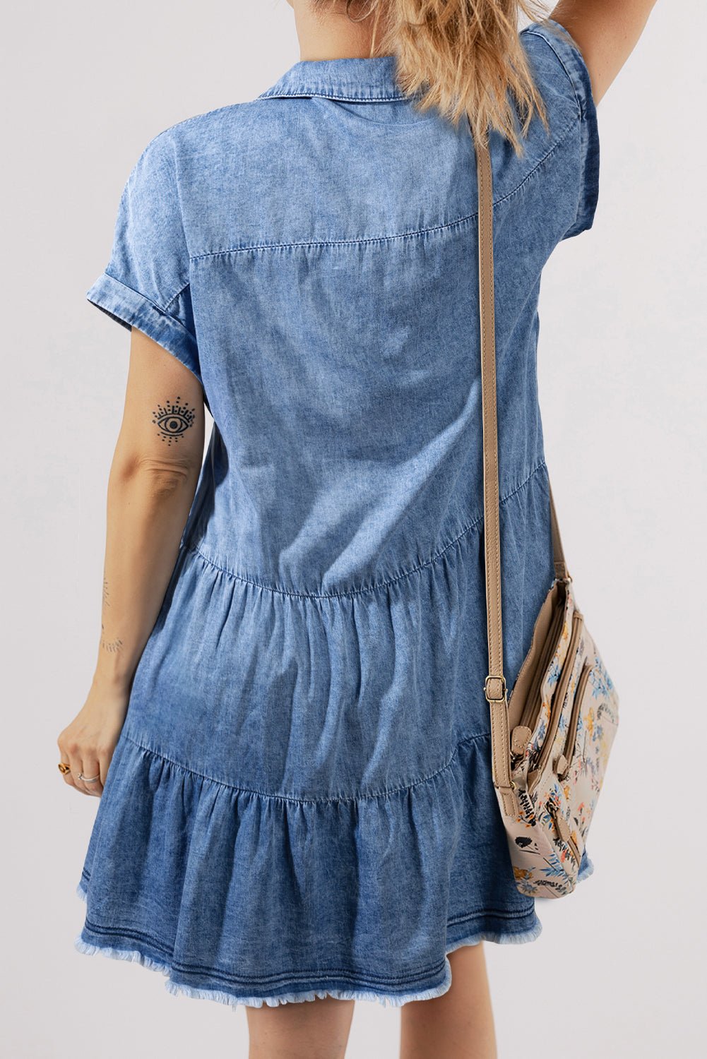 Lichtblauwe Gelaagde Spijkerjurk met V - hals en Acid Wash - effect - Bella Fit™