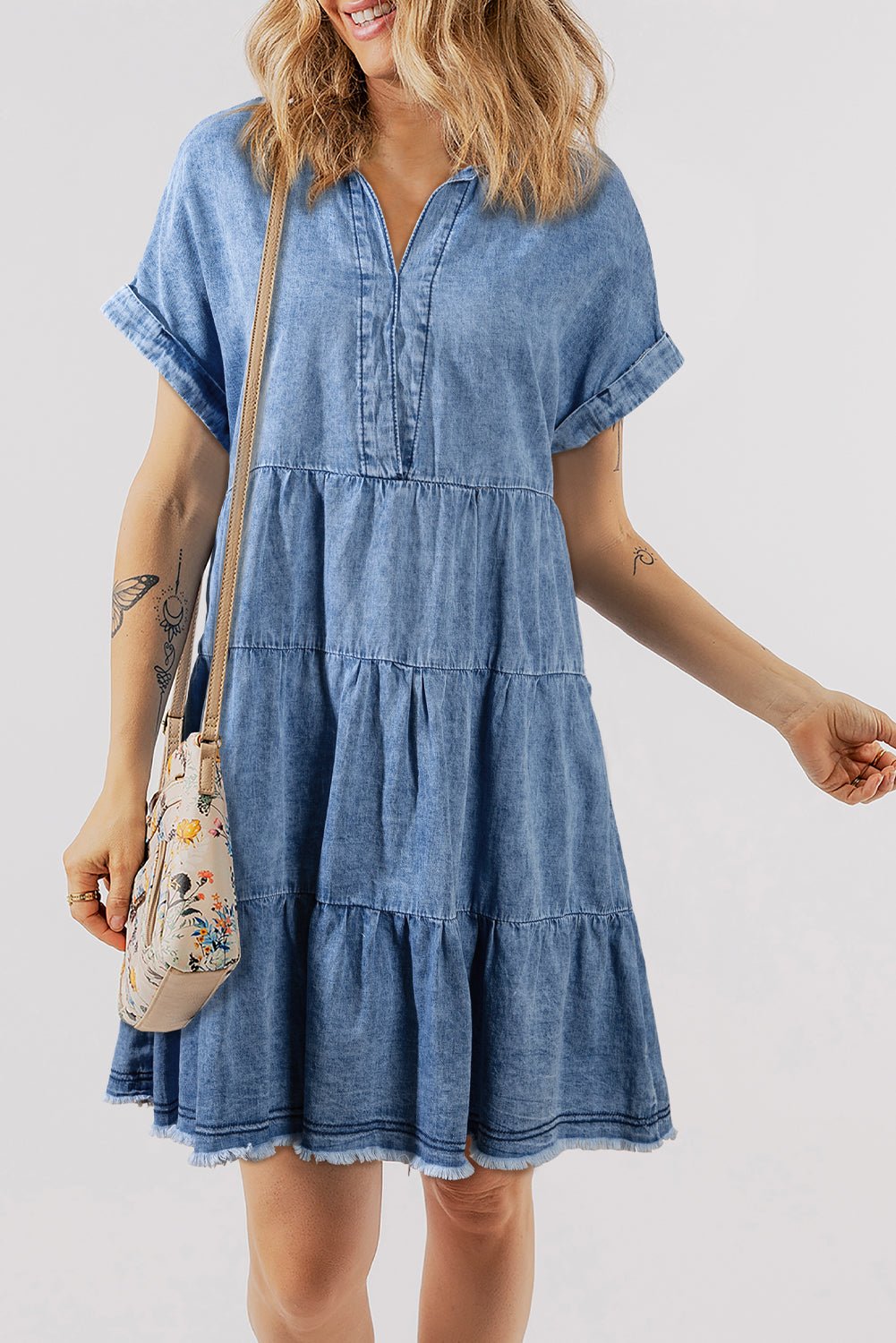 Lichtblauwe Gelaagde Spijkerjurk met V - hals en Acid Wash - effect - Bella Fit™