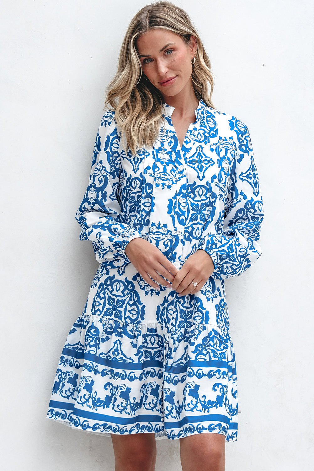 Lichtblauwe Mini - jurk met Tribale Print, Knoopjes en V - hals - Bella Fit™