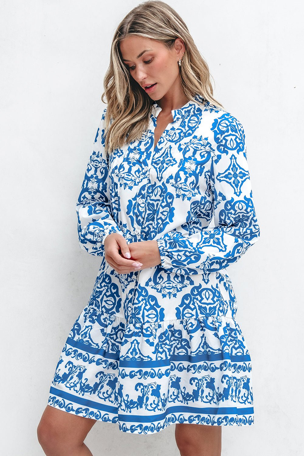 Lichtblauwe Mini - jurk met Tribale Print, Knoopjes en V - hals - Bella Fit™