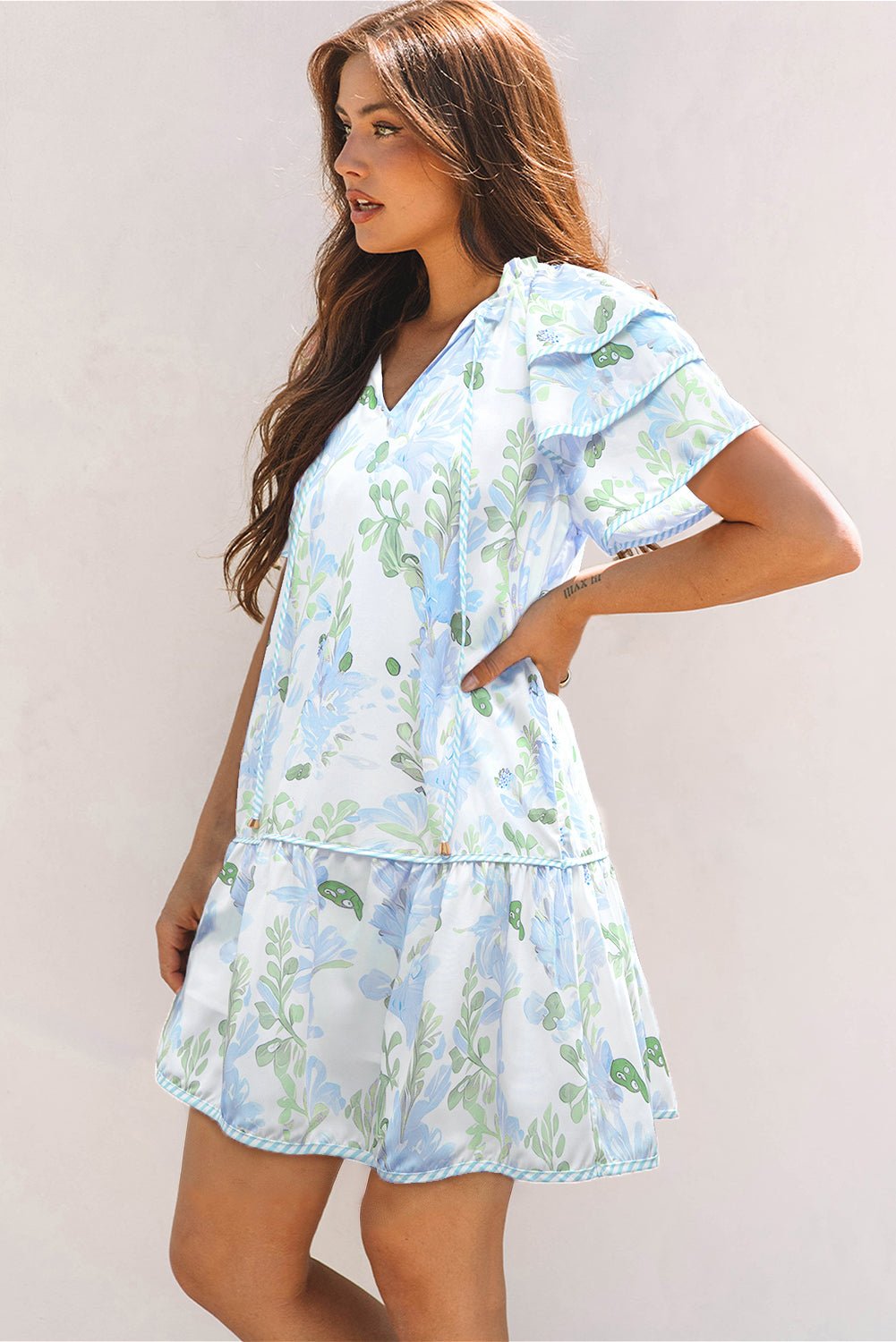 Mini - jurk met Bloemenprint, Contrasterende Randen, Laagjes en Korte Mouwen - Bella Fit™