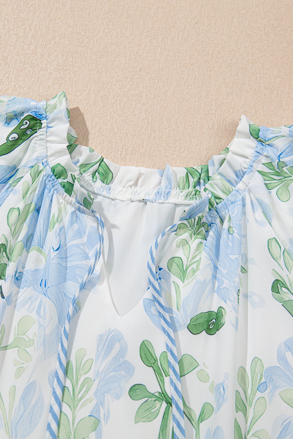 Mini - jurk met Bloemenprint, Contrasterende Randen, Laagjes en Korte Mouwen - Bella Fit™