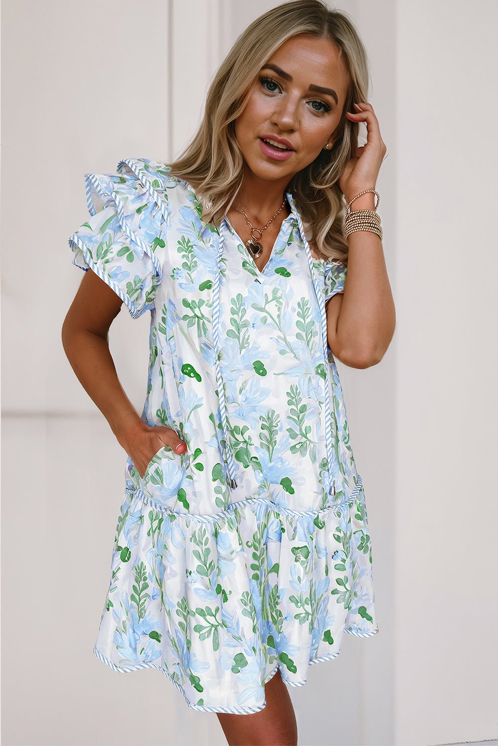 Mini - jurk met Bloemenprint, Contrasterende Randen, Laagjes en Korte Mouwen - Bella Fit™