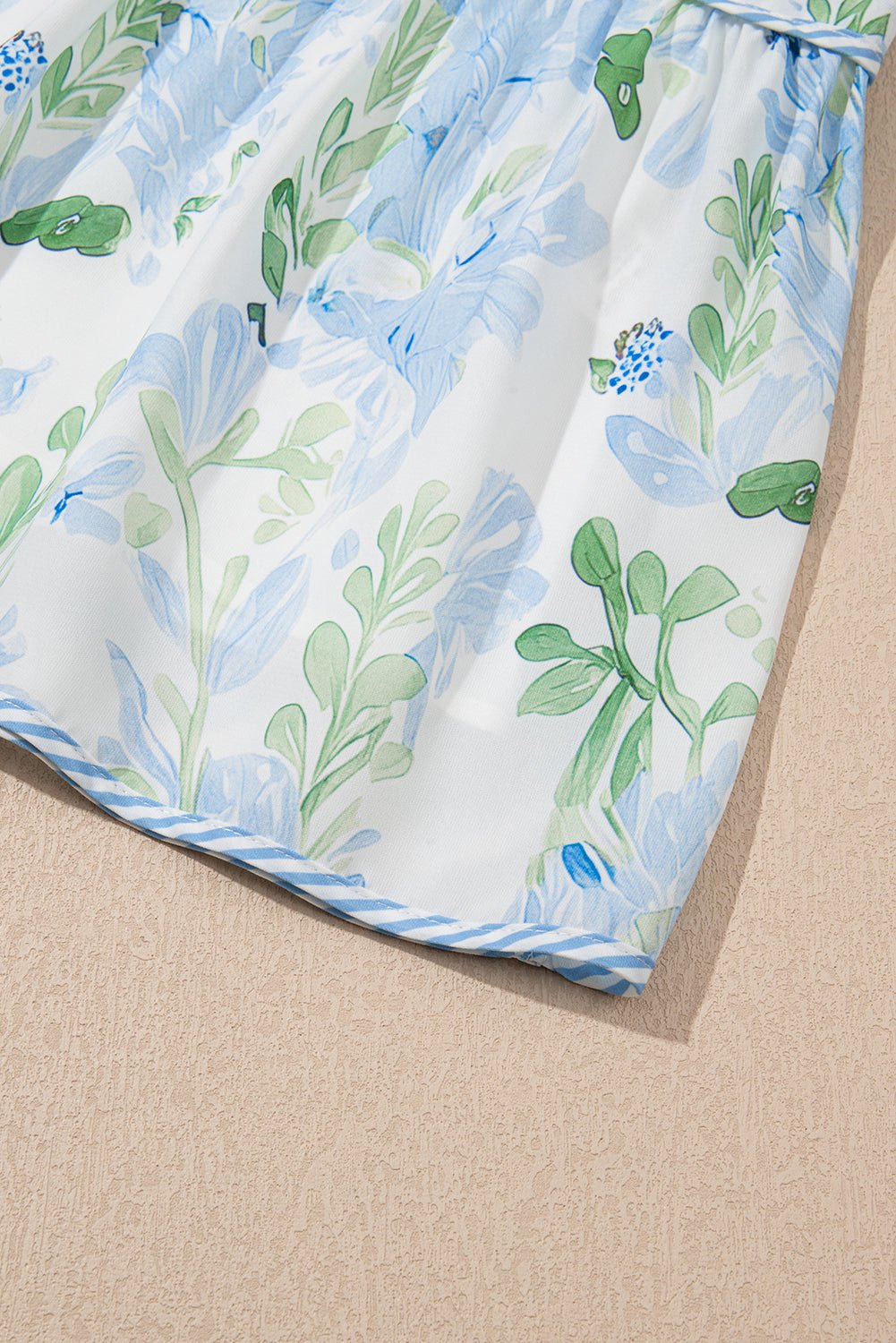 Mini - jurk met Bloemenprint, Contrasterende Randen, Laagjes en Korte Mouwen - Bella Fit™
