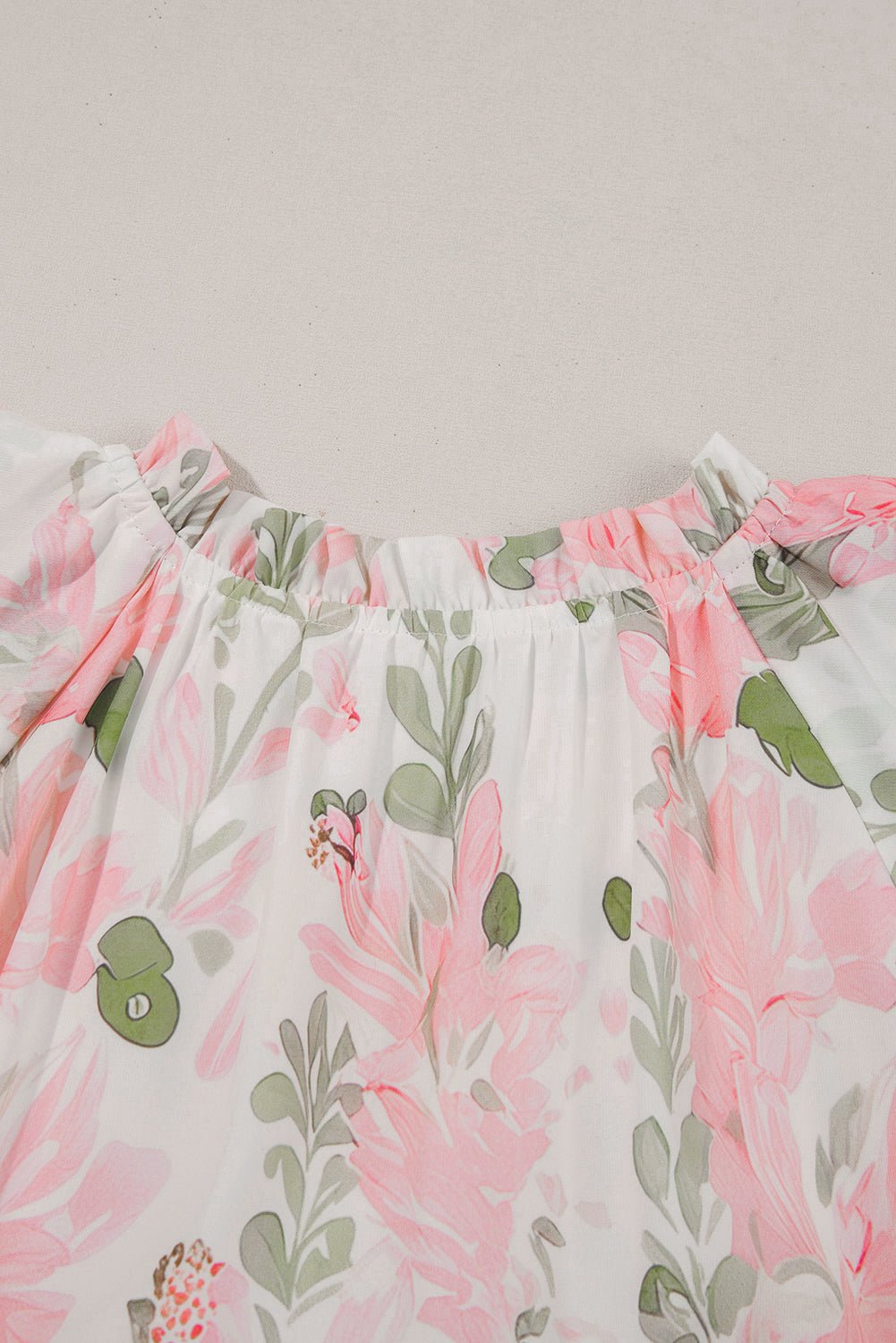 Mini - jurk met Bloemenprint, Contrasterende Randen, Laagjes en Korte Mouwen - Bella Fit™