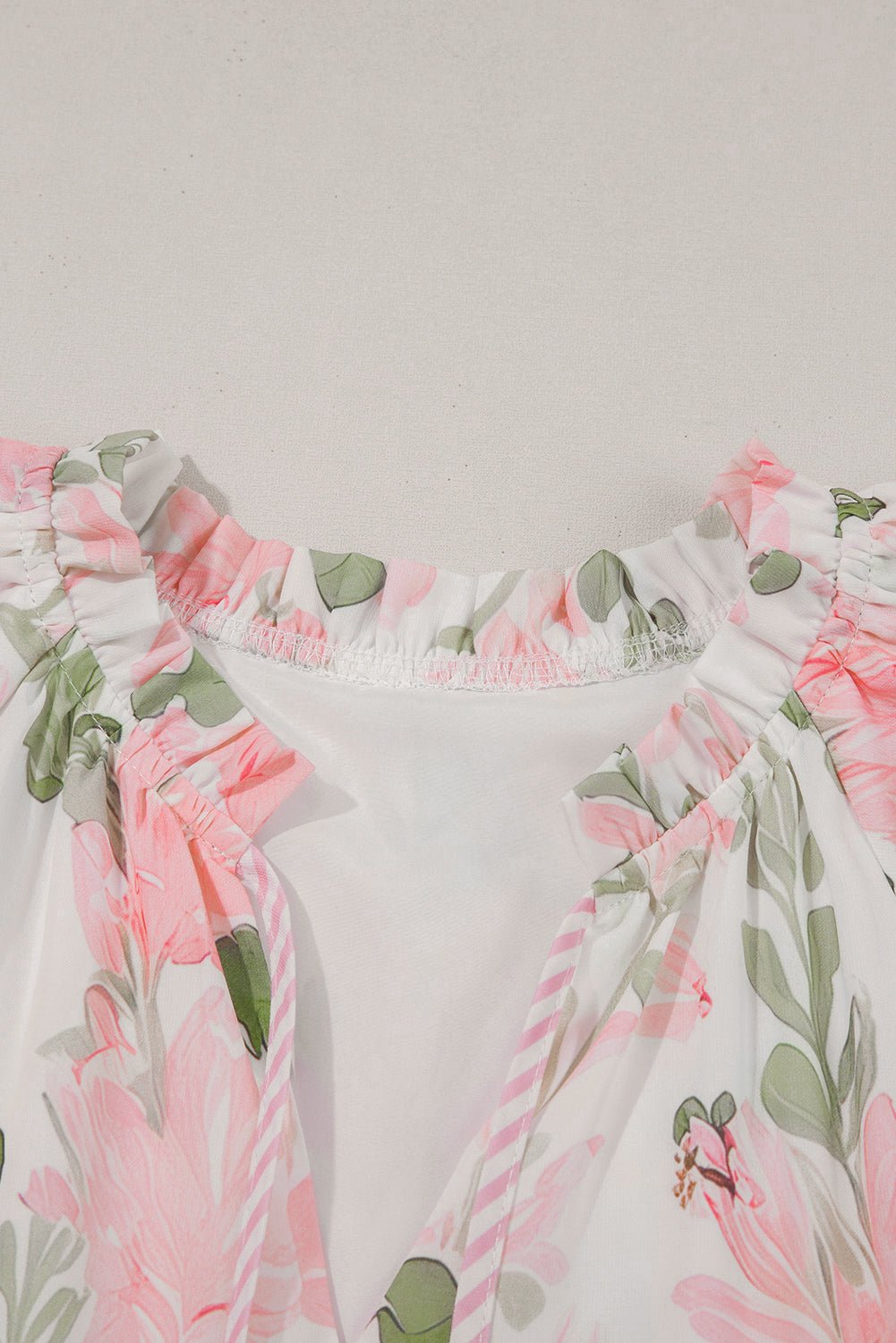 Mini - jurk met Bloemenprint, Contrasterende Randen, Laagjes en Korte Mouwen - Bella Fit™