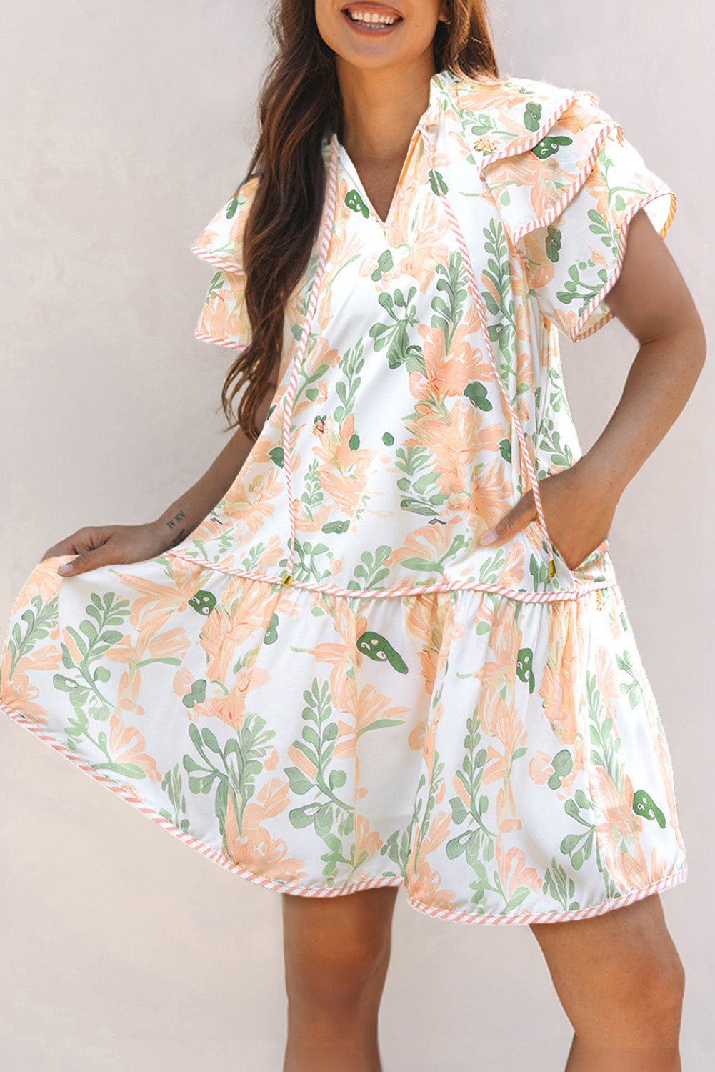 Mini - jurk met Bloemenprint, Contrasterende Randen, Laagjes en Korte Mouwen - Bella Fit™