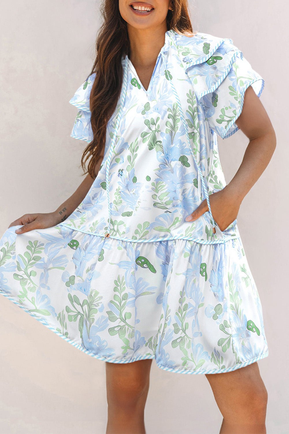 Mini - jurk met Bloemenprint, Contrasterende Randen, Laagjes en Korte Mouwen - Bella Fit™