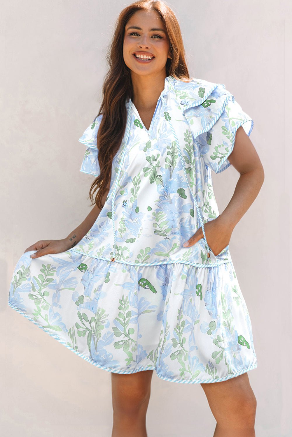 Mini - jurk met Bloemenprint, Contrasterende Randen, Laagjes en Korte Mouwen - Bella Fit™