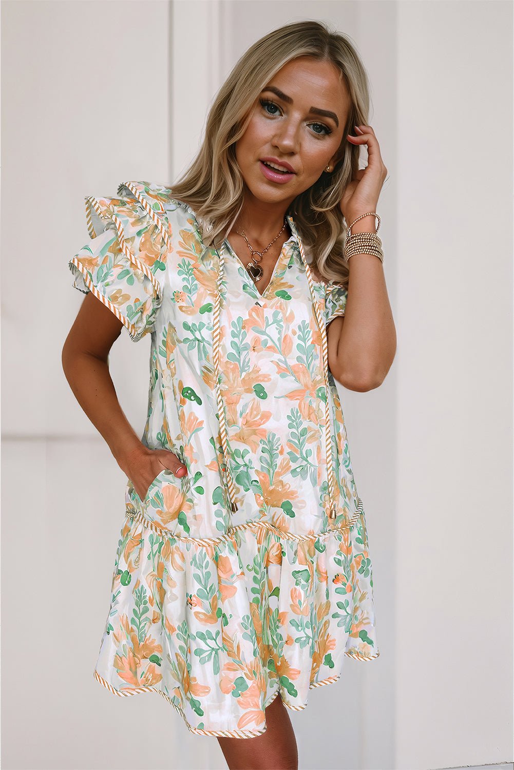 Mini - jurk met Bloemenprint, Contrasterende Randen, Laagjes en Korte Mouwen - Bella Fit™
