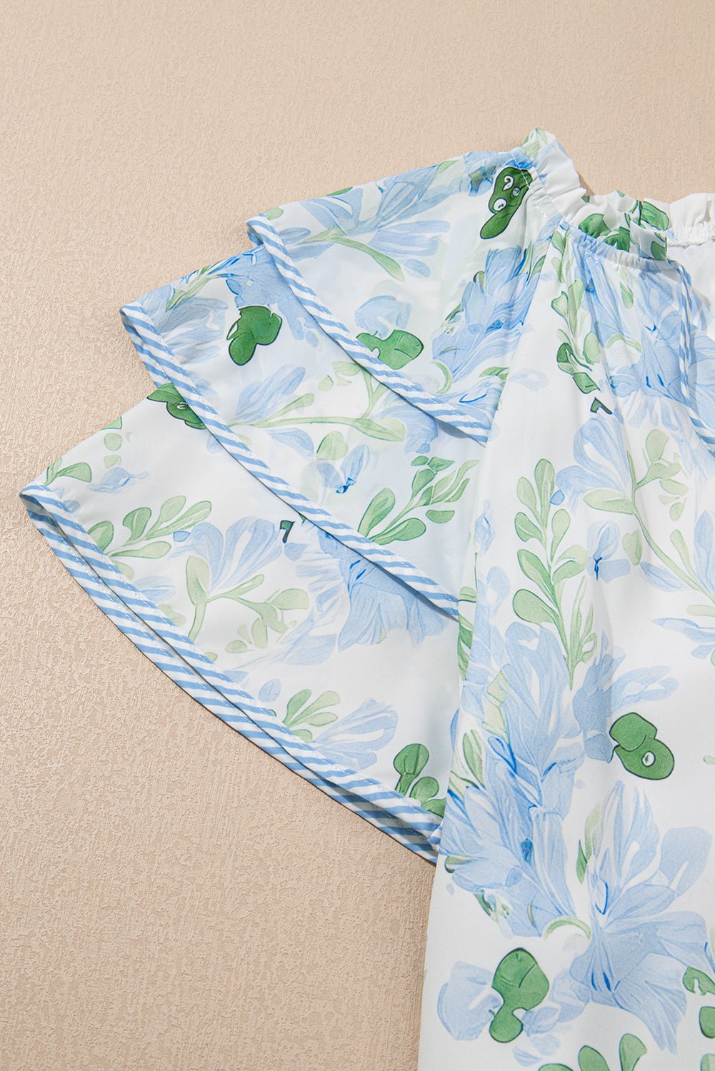 Mini - jurk met Bloemenprint, Contrasterende Randen, Laagjes en Korte Mouwen - Bella Fit™
