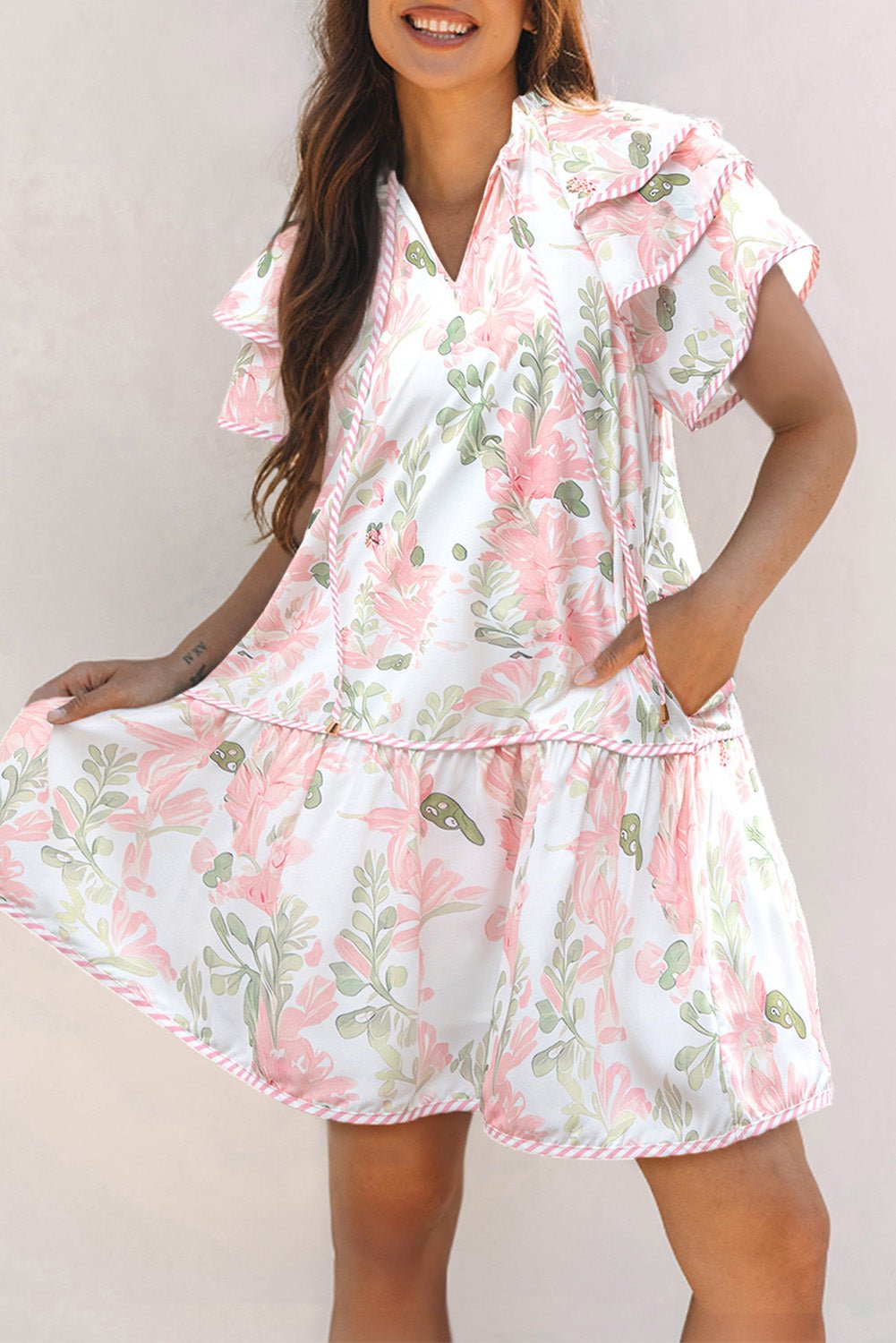 Mini - jurk met Bloemenprint, Contrasterende Randen, Laagjes en Korte Mouwen - Bella Fit™