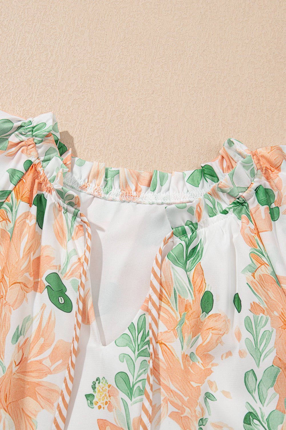 Mini - jurk met Bloemenprint, Contrasterende Randen, Laagjes en Korte Mouwen - Bella Fit™