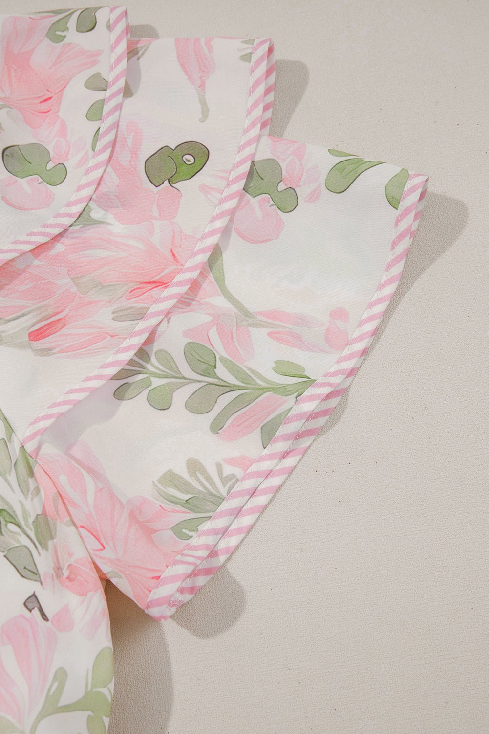Mini - jurk met Bloemenprint, Contrasterende Randen, Laagjes en Korte Mouwen - Bella Fit™