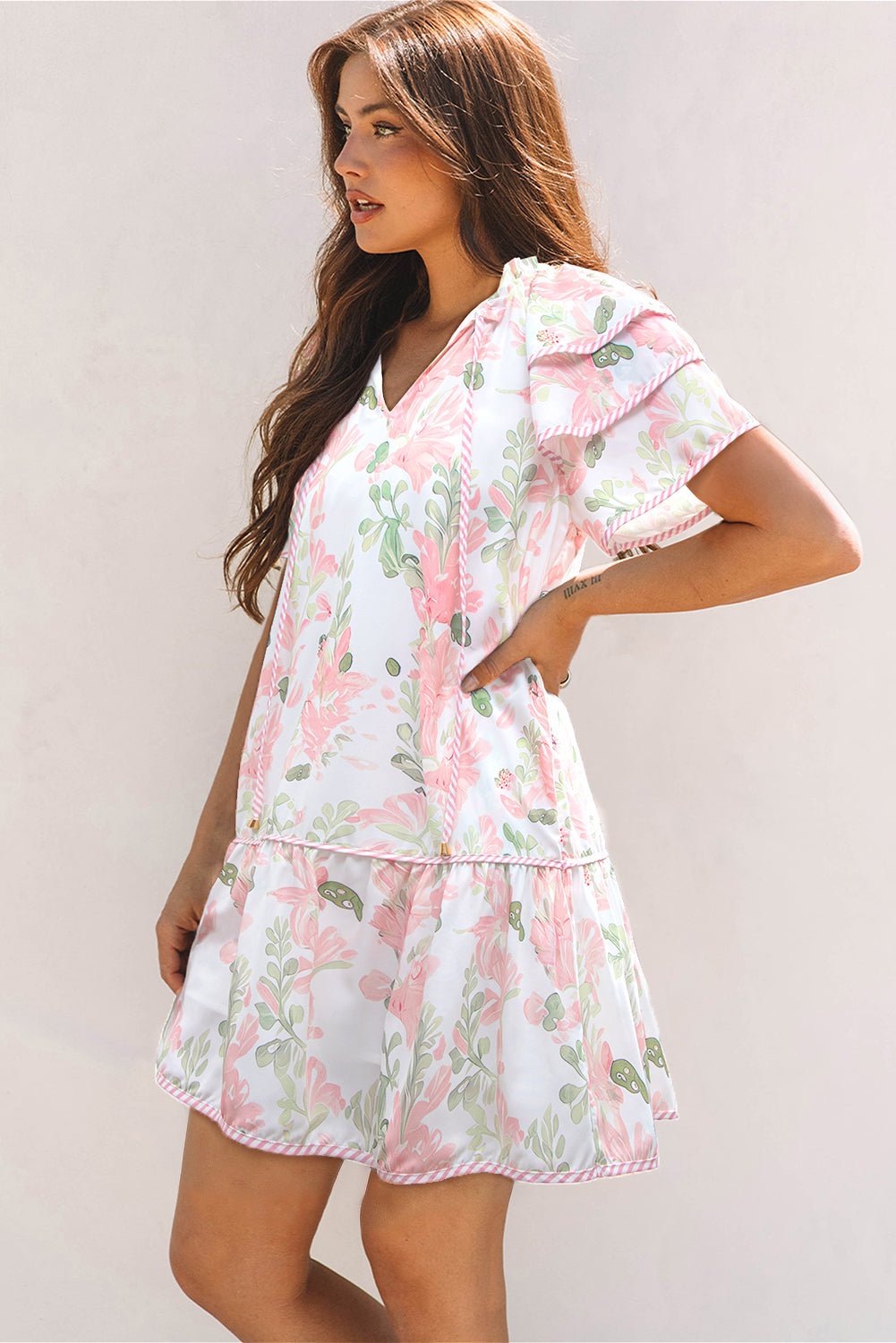 Mini - jurk met Bloemenprint, Contrasterende Randen, Laagjes en Korte Mouwen - Bella Fit™