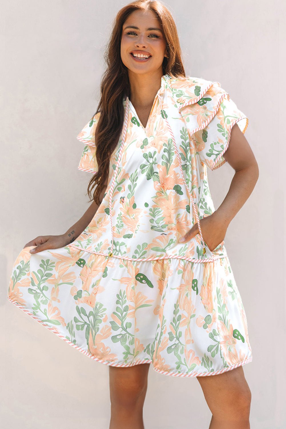 Mini - jurk met Bloemenprint, Contrasterende Randen, Laagjes en Korte Mouwen - Bella Fit™