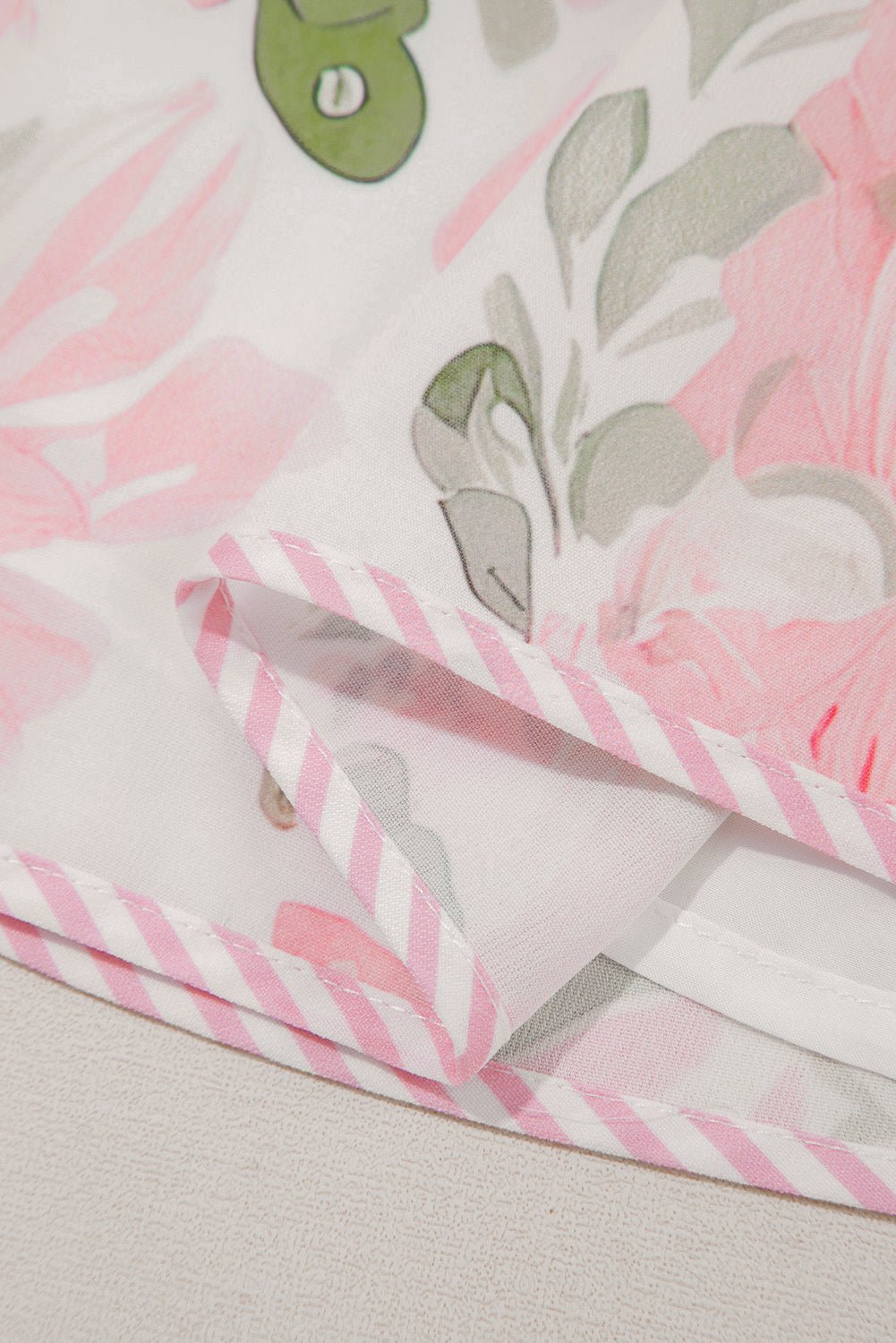 Mini - jurk met Bloemenprint, Contrasterende Randen, Laagjes en Korte Mouwen - Bella Fit™