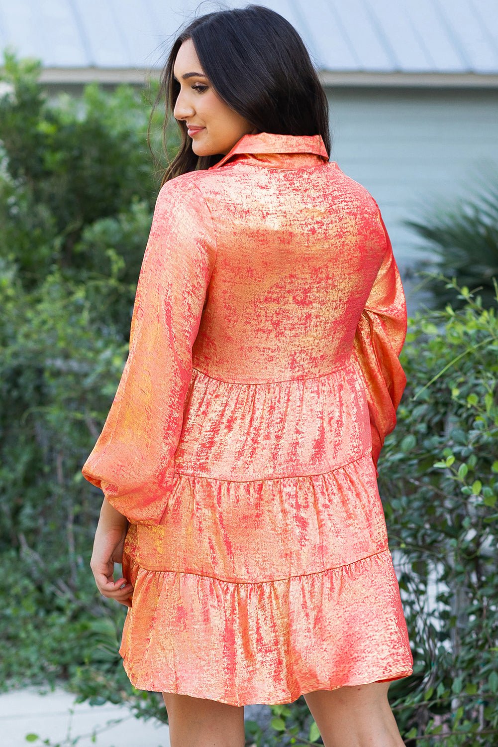 Perzikroze Mini Shirtjurk met Knoopjes, Pofmouwen en Glanzende Metallic Finish - Bella Fit™