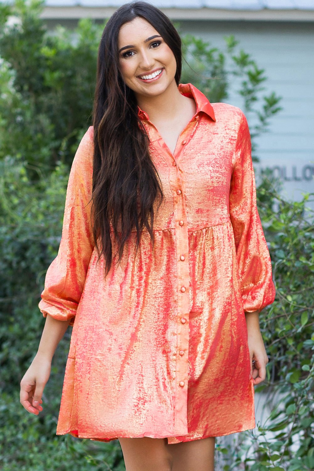 Perzikroze Mini Shirtjurk met Knoopjes, Pofmouwen en Glanzende Metallic Finish - Bella Fit™