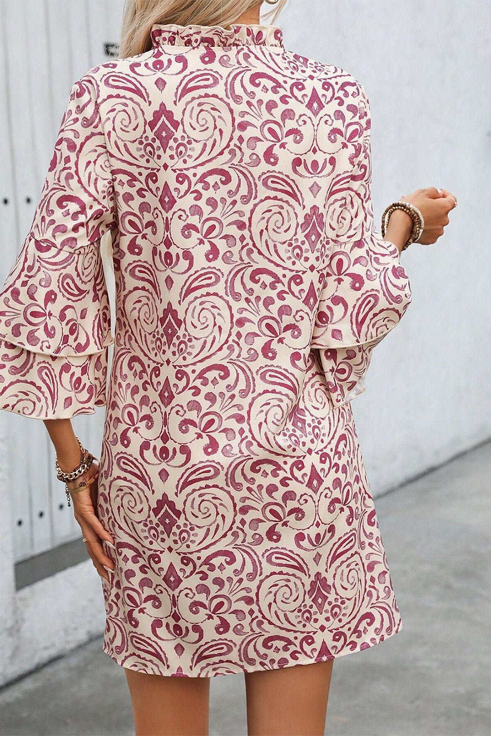 Roze mini - jurk met gelaagde paisley - print, 3/4 mouwen en ingekerfde halslijn - Bella Fit™